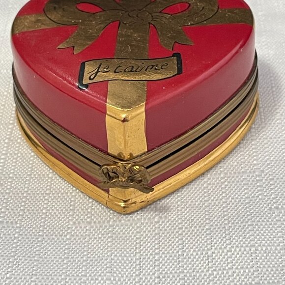 Limoges "box of chocolates" trinket box with 3 ceramic truffles, Valentine's Day - Picture 3 of 8